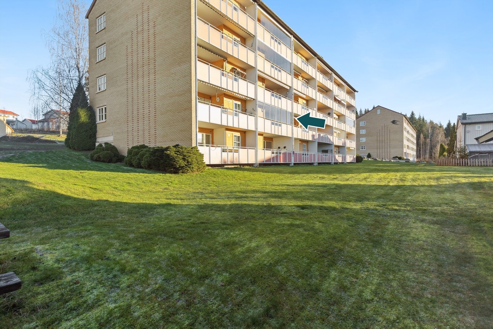 Sett fra hagesiden ligger leiligheten i 2. etasje, og dermed godt opp fra bakkeplan. Galleribilde