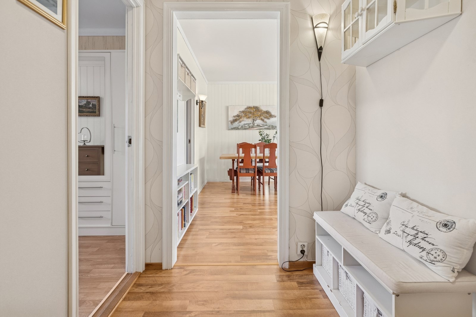 Lys gang med plass til å henge fra seg yttertøyet. Galleribilde