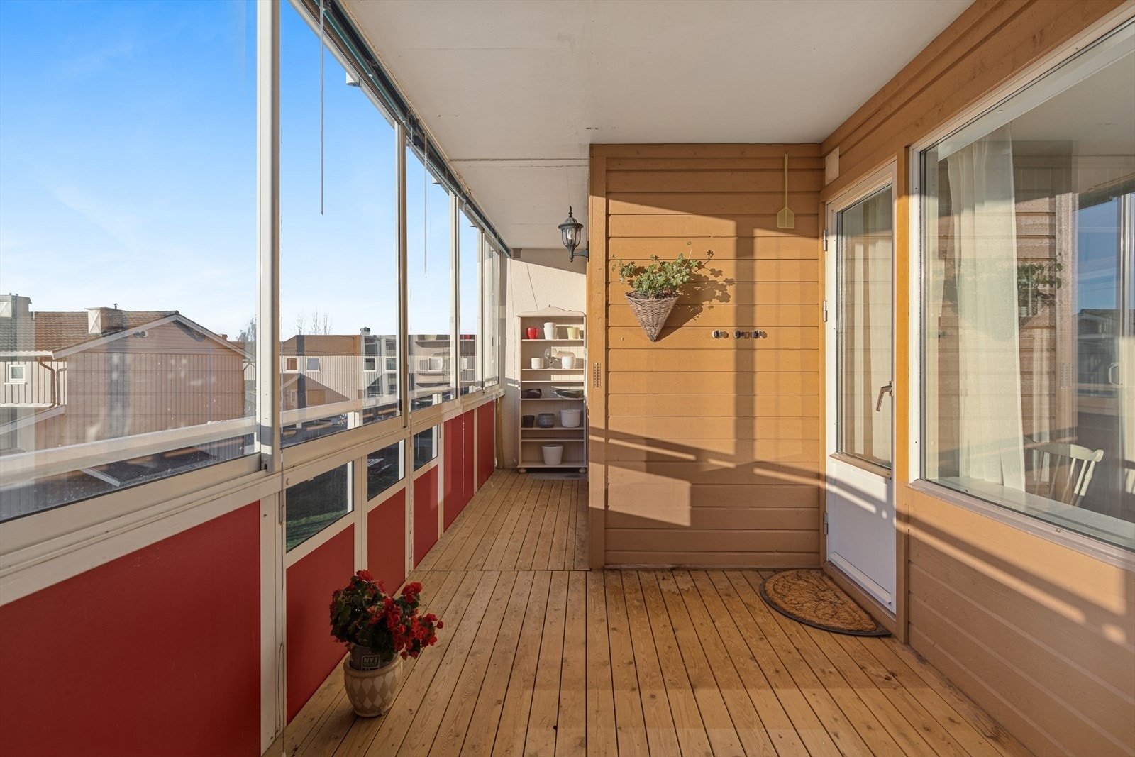 Verandaen er innglasset. Dette er bekostet av andelsieier selv, og gjelder ikke for hele borettslaget. Galleribilde