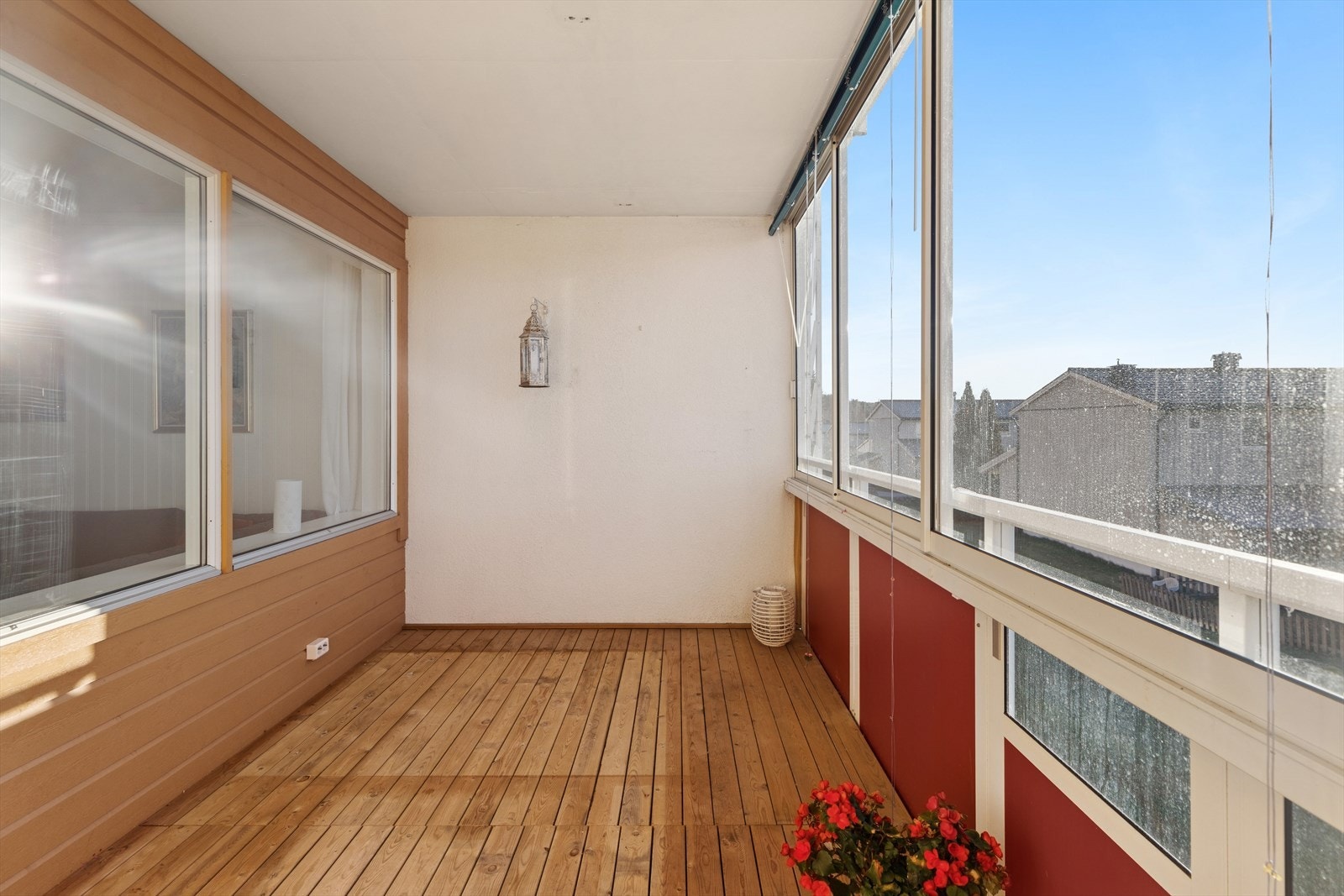 Stueveranda med god plass til en sittegruppe, eller annet hagemøblement. Galleribilde