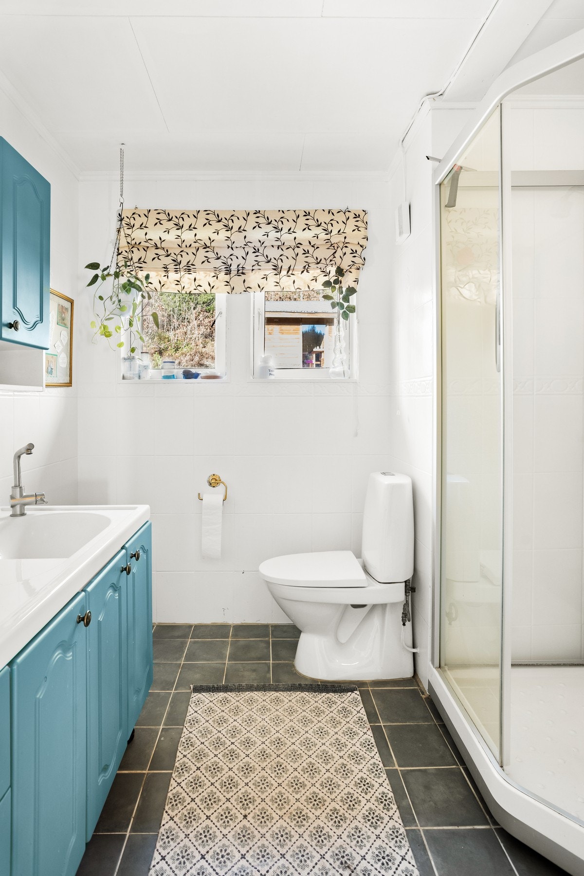 Badet i hovedetasjen har blitt utvidet ved å slå sammen tidligere separat bad og toalettrom, noe som har gitt et større og mer funksjonelt bad. Galleribilde