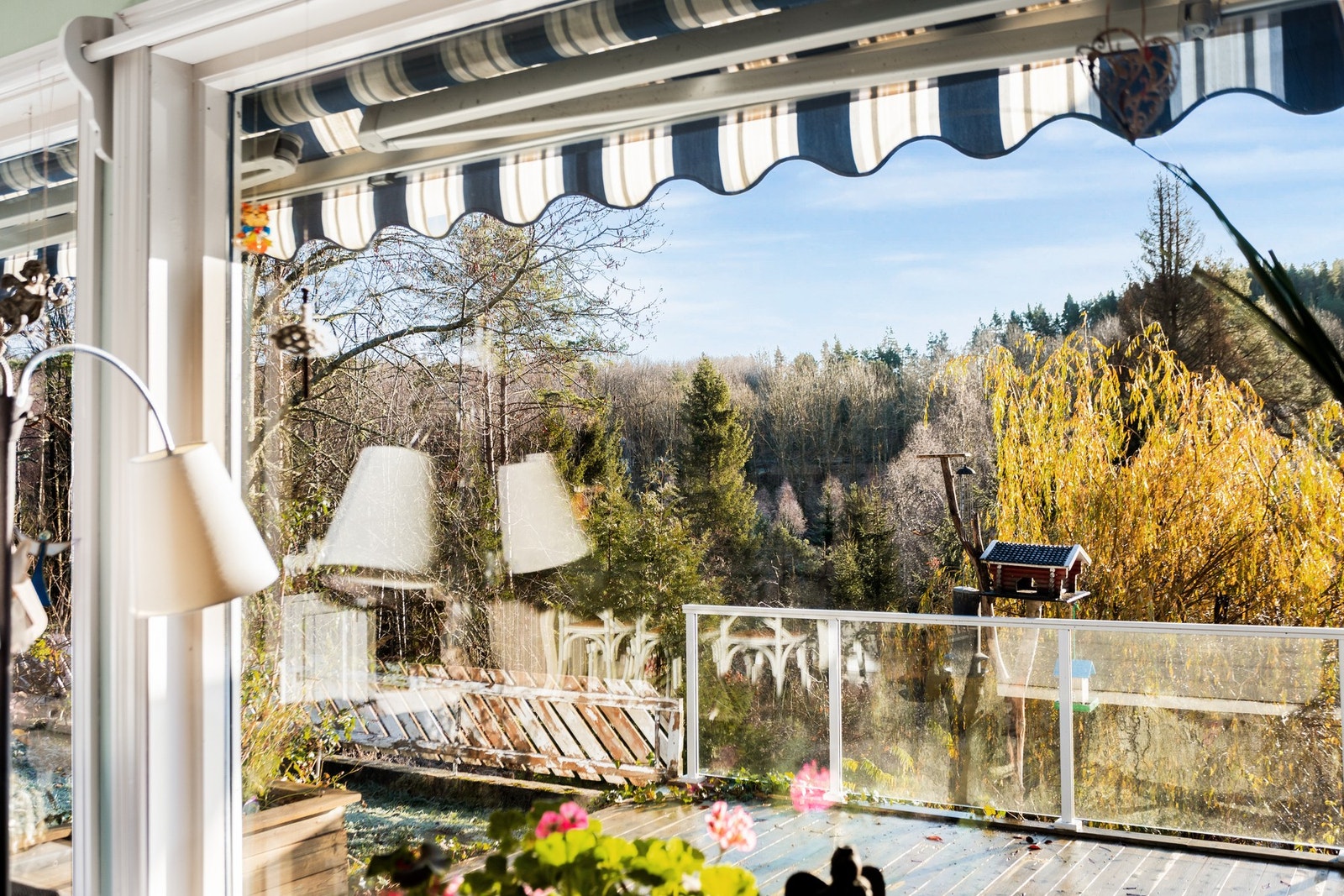 Store vinduer som gir rikelig med naturlig lys! Galleribilde