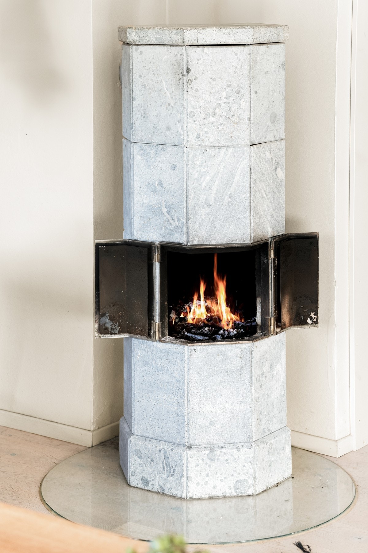 Boligen har en nyere vedovn med kleberstein plassert i stuen i hovedetasjen. Galleribilde