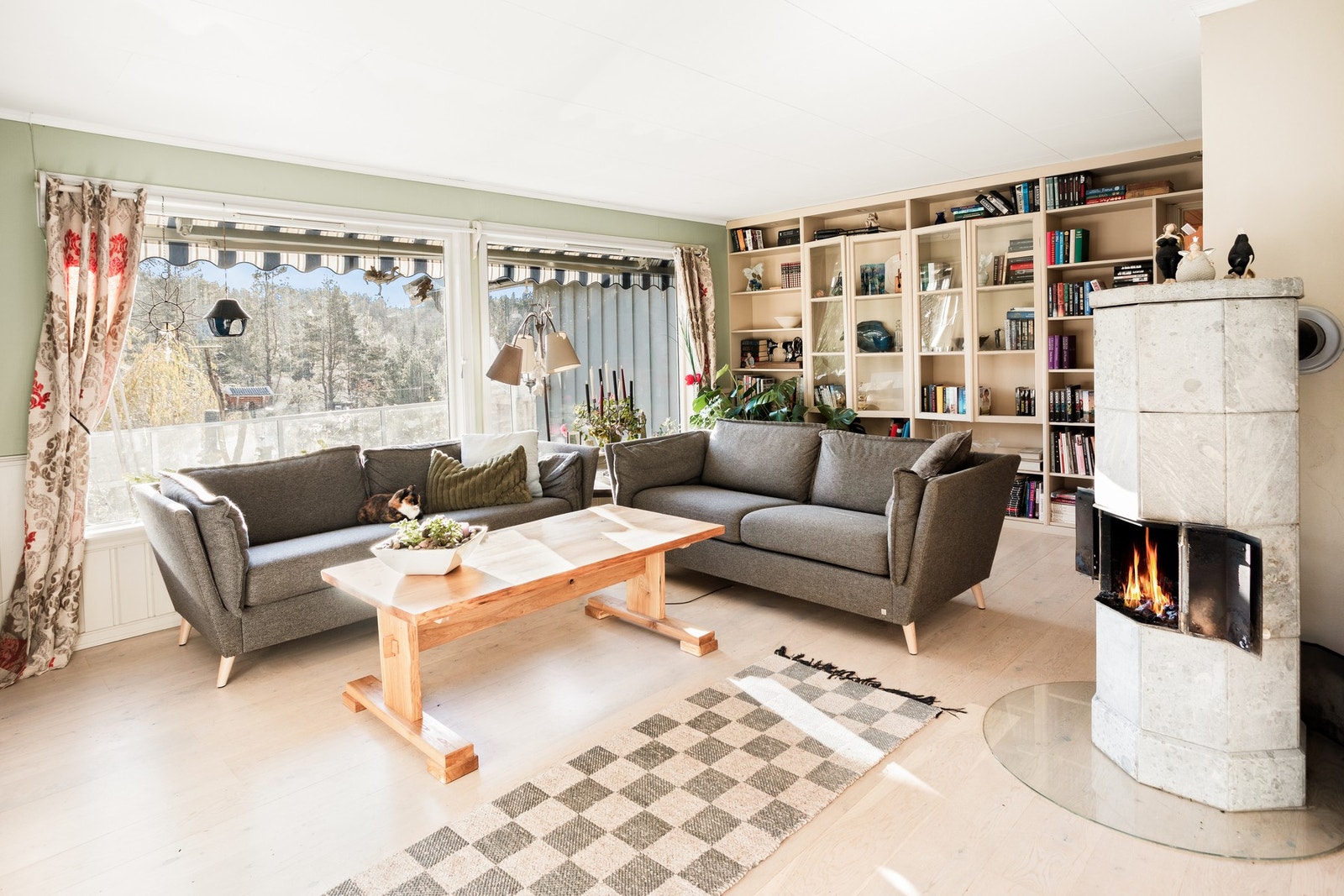 Innvendig er det en åpen løsning mellom kjøkken og stue, som gir et luftig preg. Galleribilde