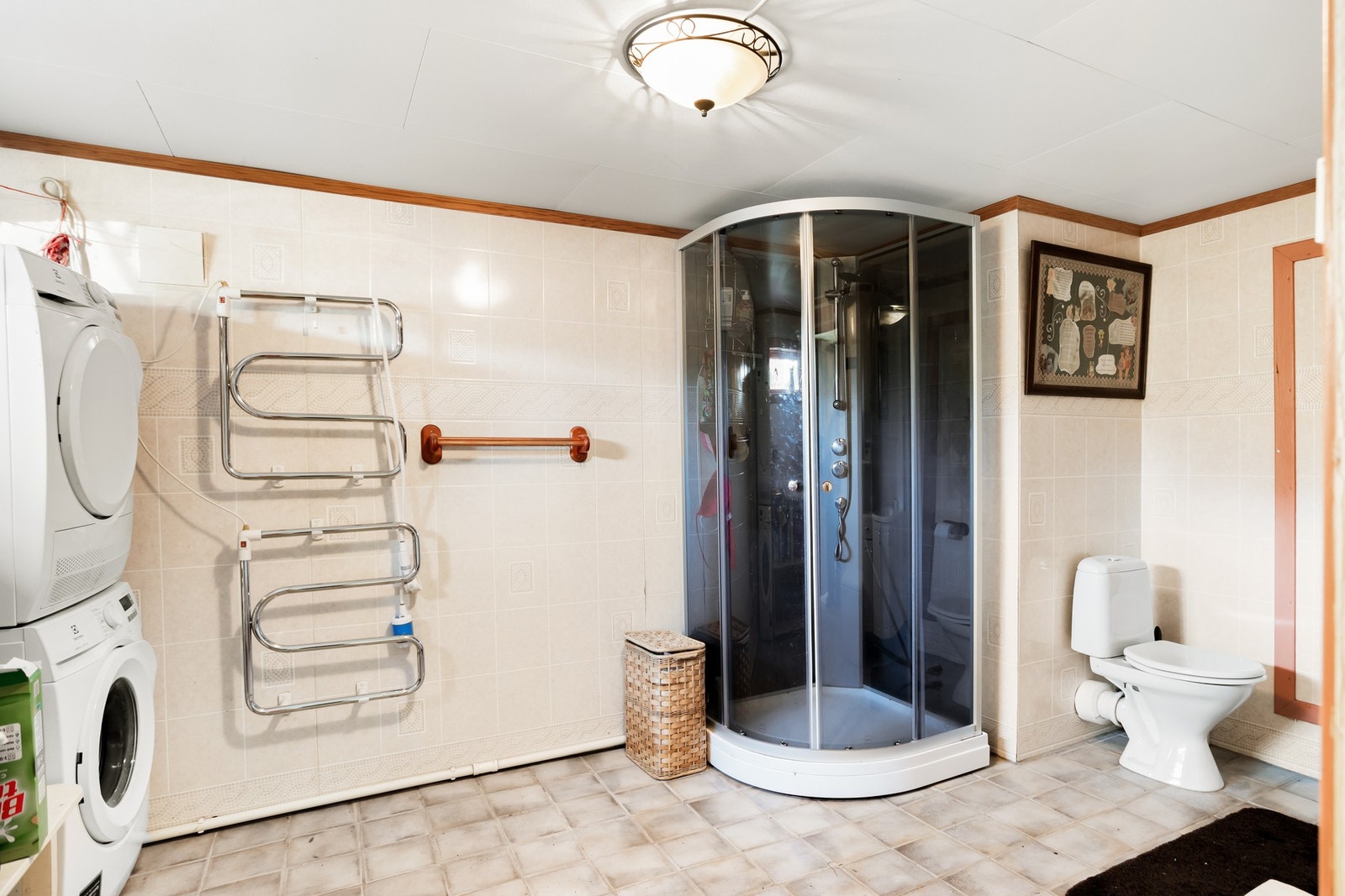 Fra inngangspartiet er det et kombinert bad og vaskerom. Galleribilde