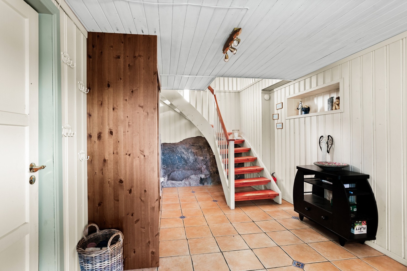 Her har du god plass til å henge fra deg klær og sko! Galleribilde