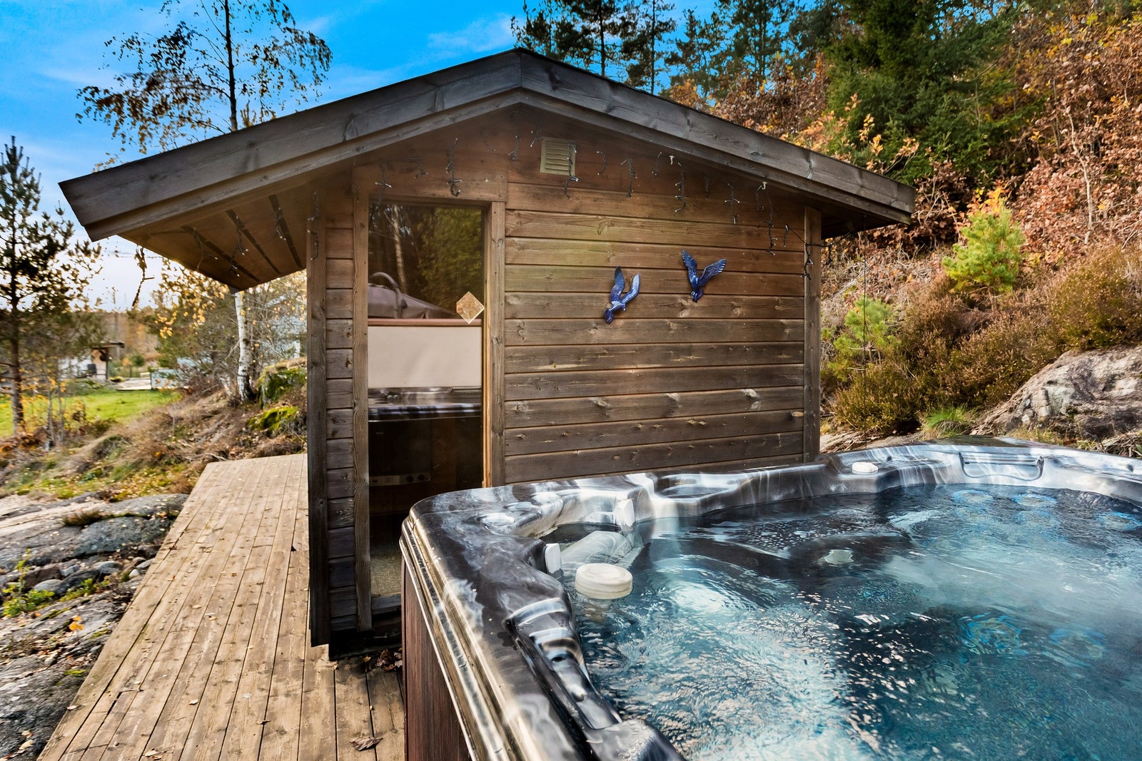 En romslig enebolig med usjenert beliggenhet ved et idyllisk skogstjern, ca. 2 km fra Laget. Galleribilde