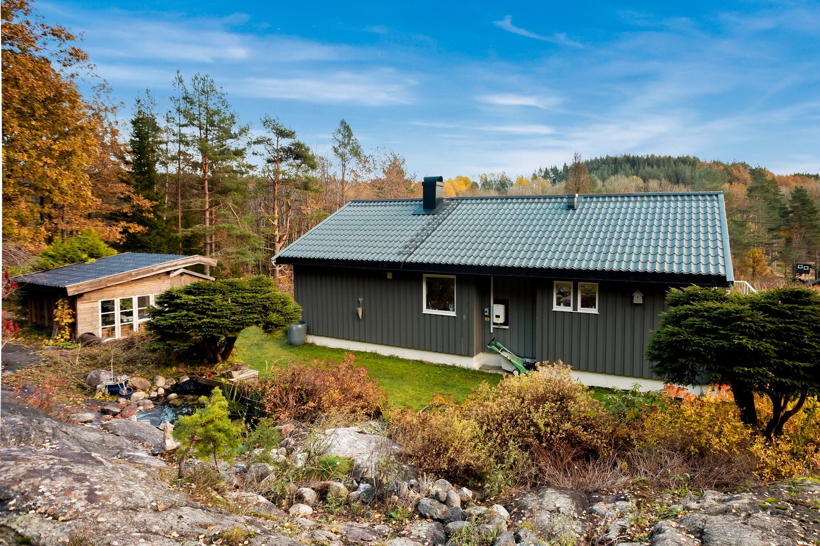 Terrassen er utvidet og inkluderer et overbygget uteareal på nord/nordøst-siden av boligen. Galleribilde