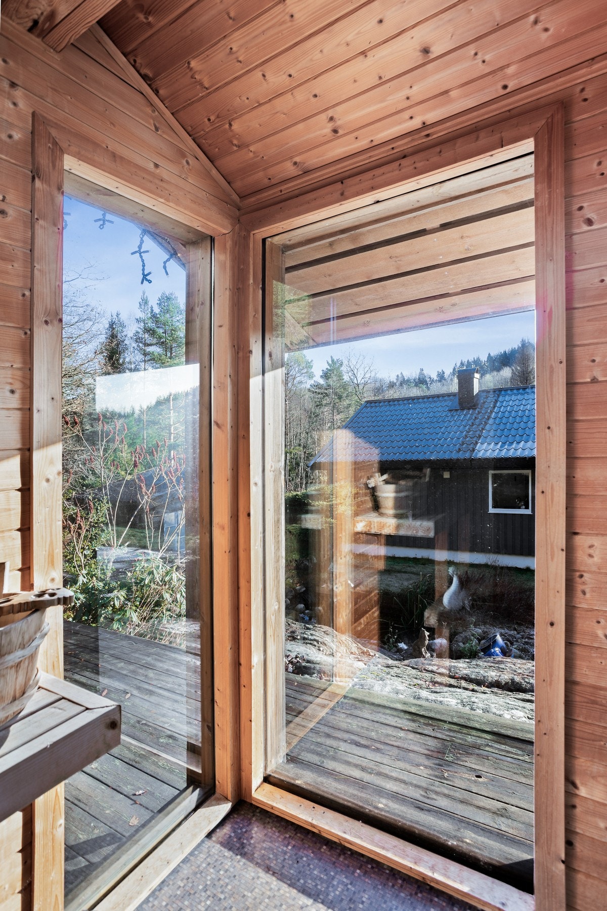 Badstuen tilbyr en avslappende opplevelse med dusjrom og jacuzzi rett på utsiden! Galleribilde