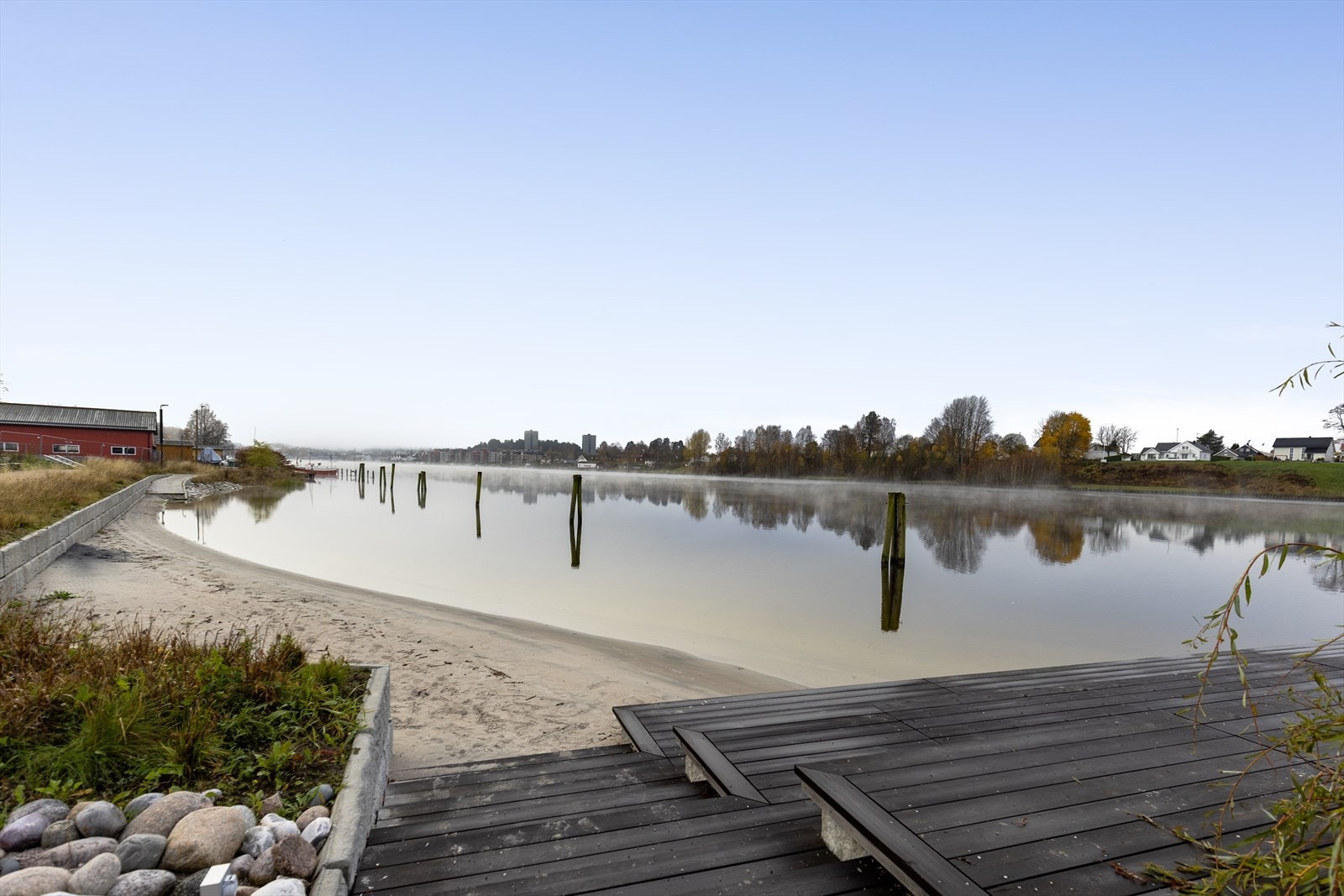 Det
knytter seg til elvepromenaden med et opparbeidet grøntområde langs gang- og sykkelforbindelsen til Porsgrunn. Galleribilde