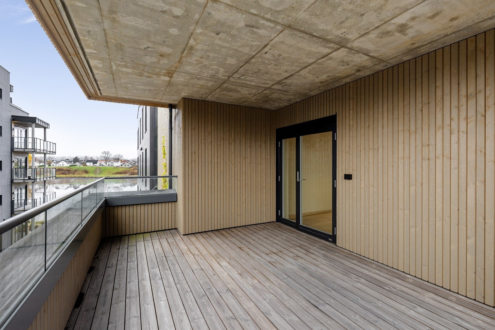 Begge terrassene har overbygg og god plass til utemøbler og blomster m.m. Galleribilde