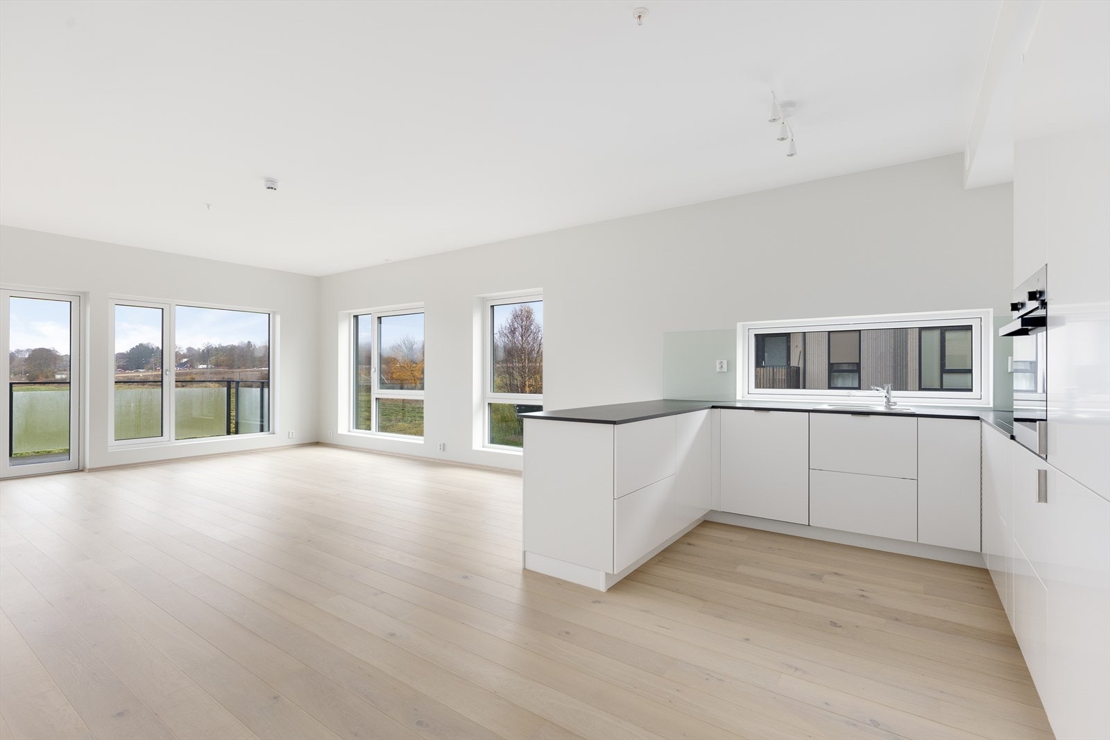 Her er det et godt samspill mellom sonene, hvor man kan møblere etter eget ønske. Leiligheten har et strømlinjeformet og håndtaksfritt kjøkken med takhøye overskap og for øvrig gode skuffer. Galleribilde