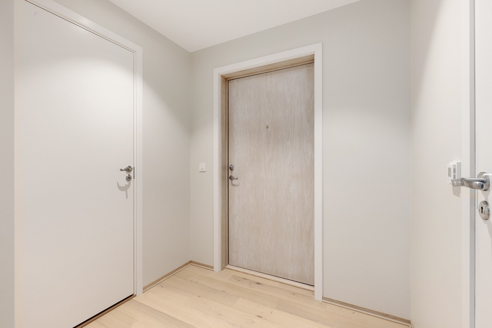 Inntil entrèen ligger et av baderommene, samt en praktisk bodplass. Galleribilde