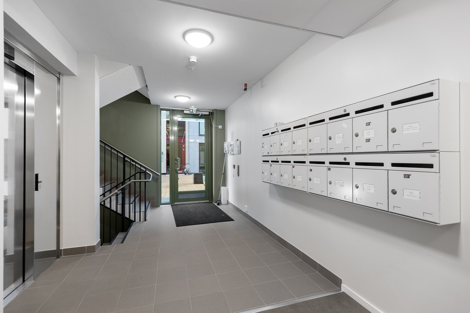 Leiligheten har dørtelefon med automatisk åpner som gjør det enkelt å slippe besøkende inn i bygget. Galleribilde