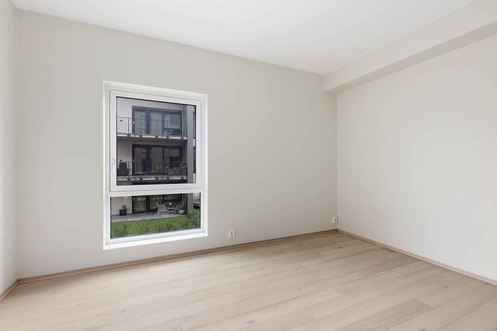 Begge soverommene fremstår med lyse, delikate overflater som leiligheten for øvrig. Galleribilde