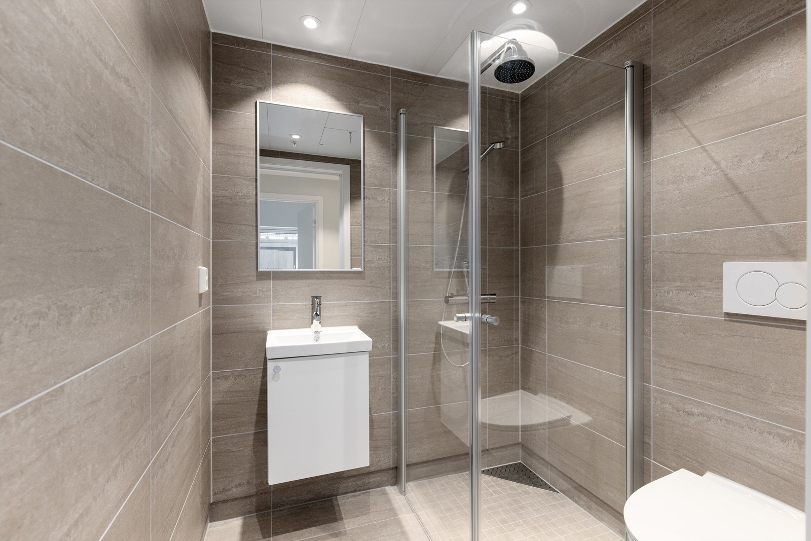 Leiligheten har to flotte bad, ett ved entrèen og et i tilknytning til soverommene. Begge bad er helfliset med lune, delikate fargetoner og varmekabler i gulvet. Galleribilde