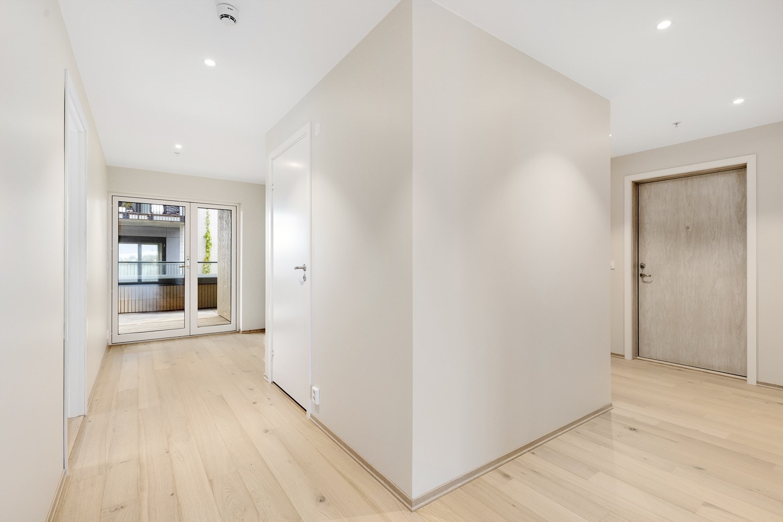 Fra felles trappegang med heis kommer man inn i leilighetens gangareal med nydelig parkettgulv som går videre inn i leiligheten og gir et harmonisk og helhetlig inntrykk. Galleribilde