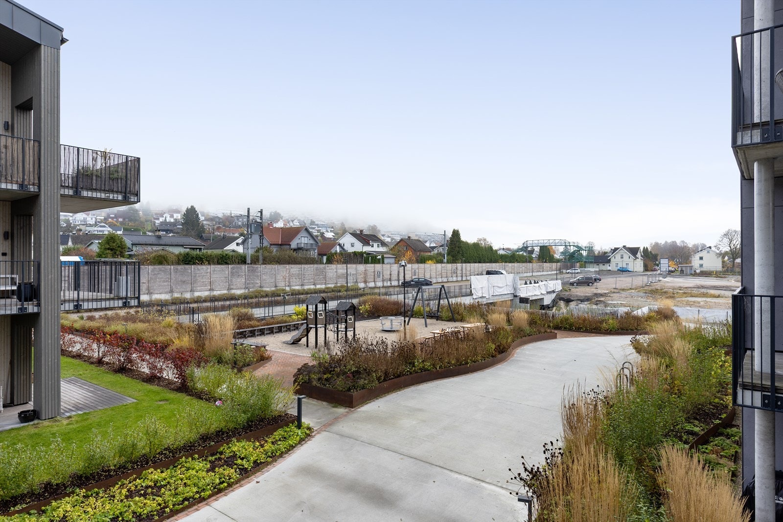 Her kan du leve et bekymringsfritt liv uten husmaling, snømåking og plenklipping, med nærhet både til elvepromenaden og Porsgrunn sentrum. Galleribilde