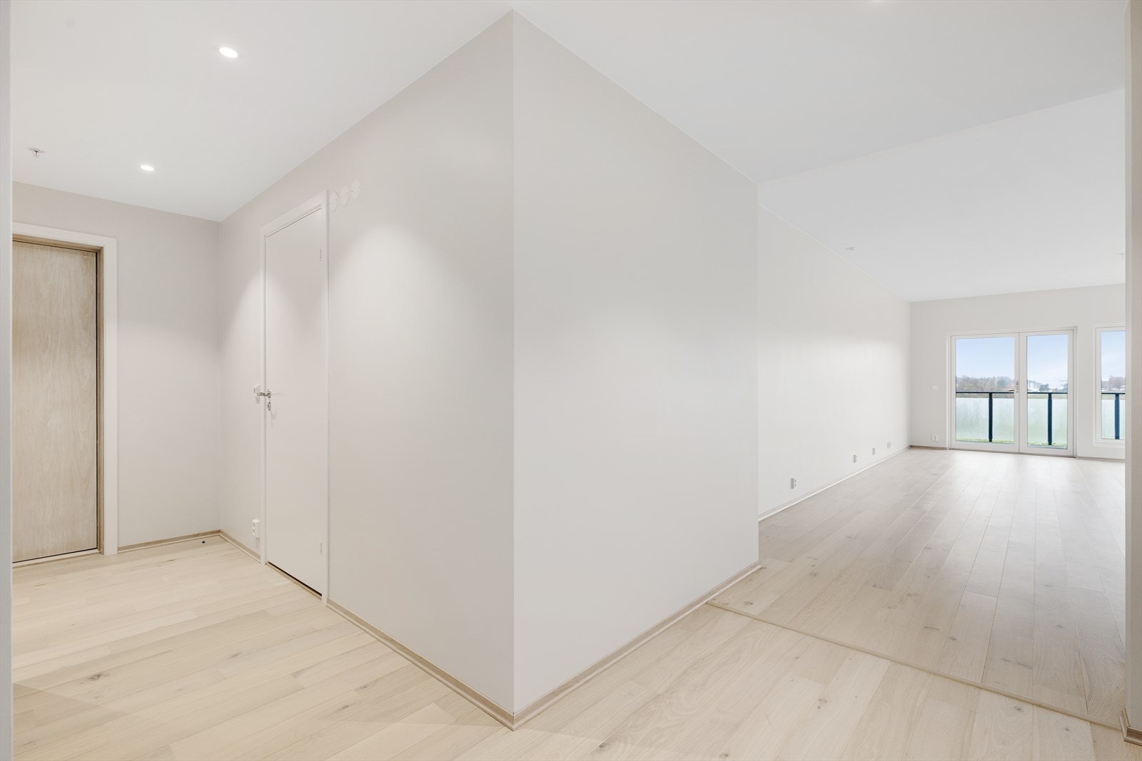 Innvendige overflater består hovedsakelig av parkett på gulv, malte plater på vegger og malte overflater i tak. Galleribilde