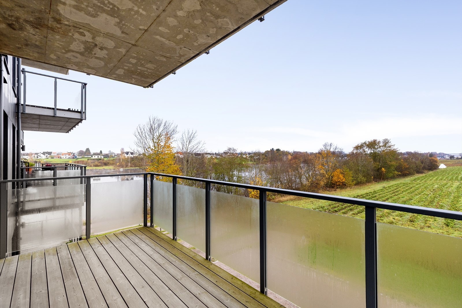 Leiligheten er gjennomgående med flotte terrasser på begge sider, en ut fra stua og en fra gangareal. Galleribilde