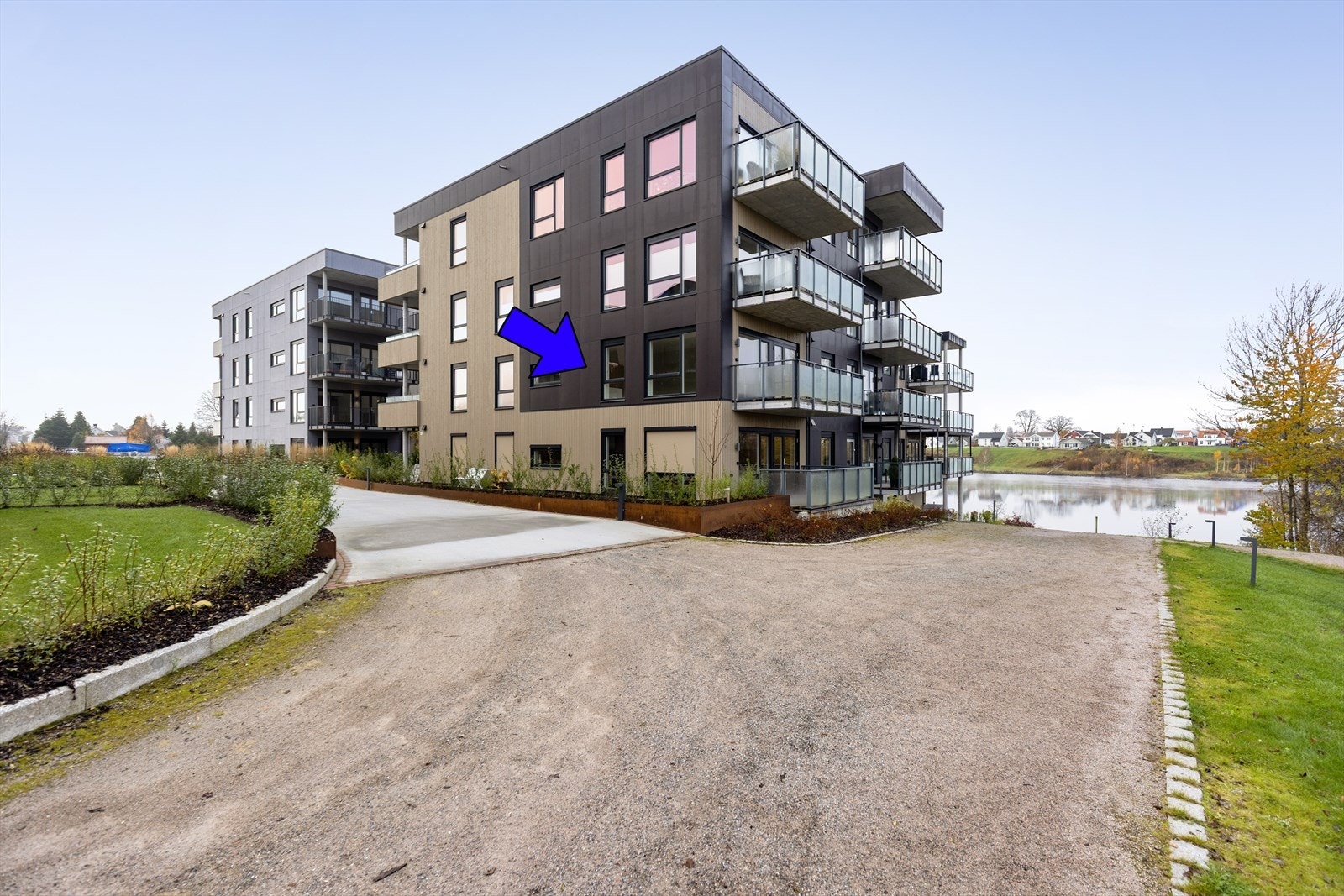 Terrenget skråner ned mot elva i vest og høydeforskjellen gir en naturlig buffer mellom de offentlige uterommene langs elva og de private uteområdene knyttet til bebyggelsen. Galleribilde