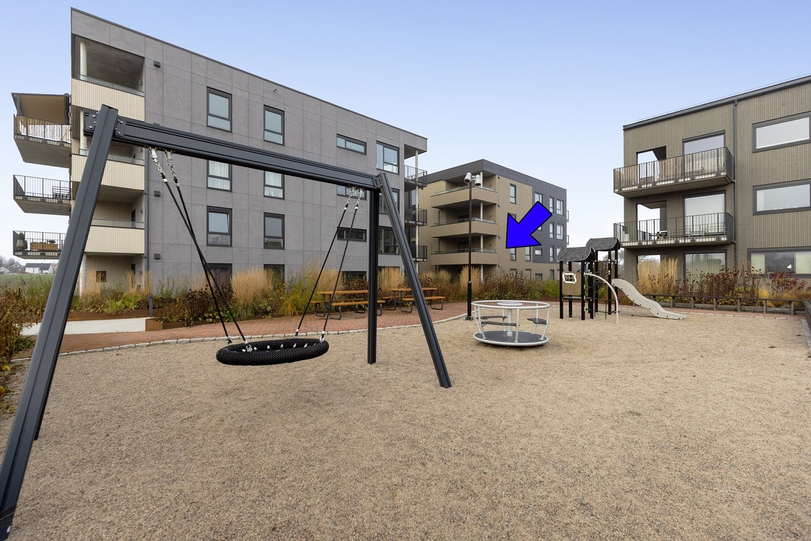 Her er det brede internveier og blomsterkasser med organiske former mellom bebyggelsen, samt lekeområder og sittebenker til felles bruk. Galleribilde