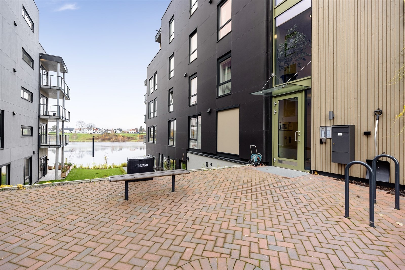 Boligene er orientert mot elverommet slik at de får best mulig sol- og utsiktsforhold. Galleribilde