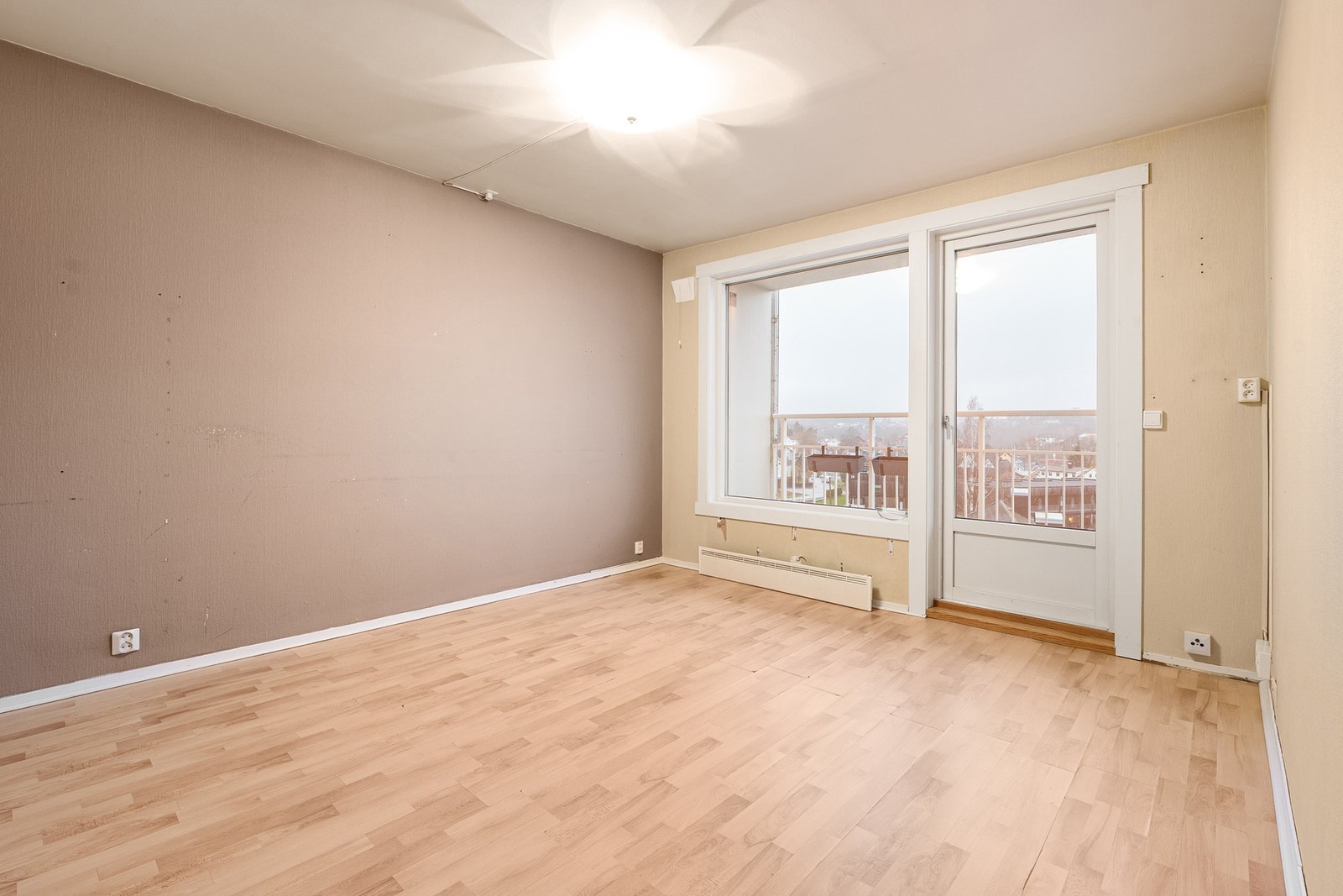 Det er utgang til balkong fra stuen Galleribilde