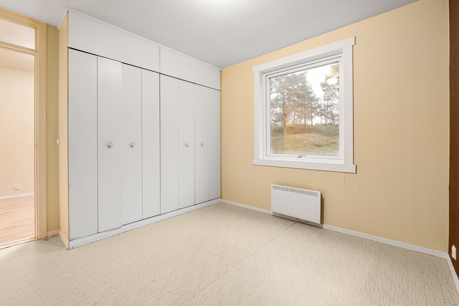 Soverommet har godt med skapplass Galleribilde