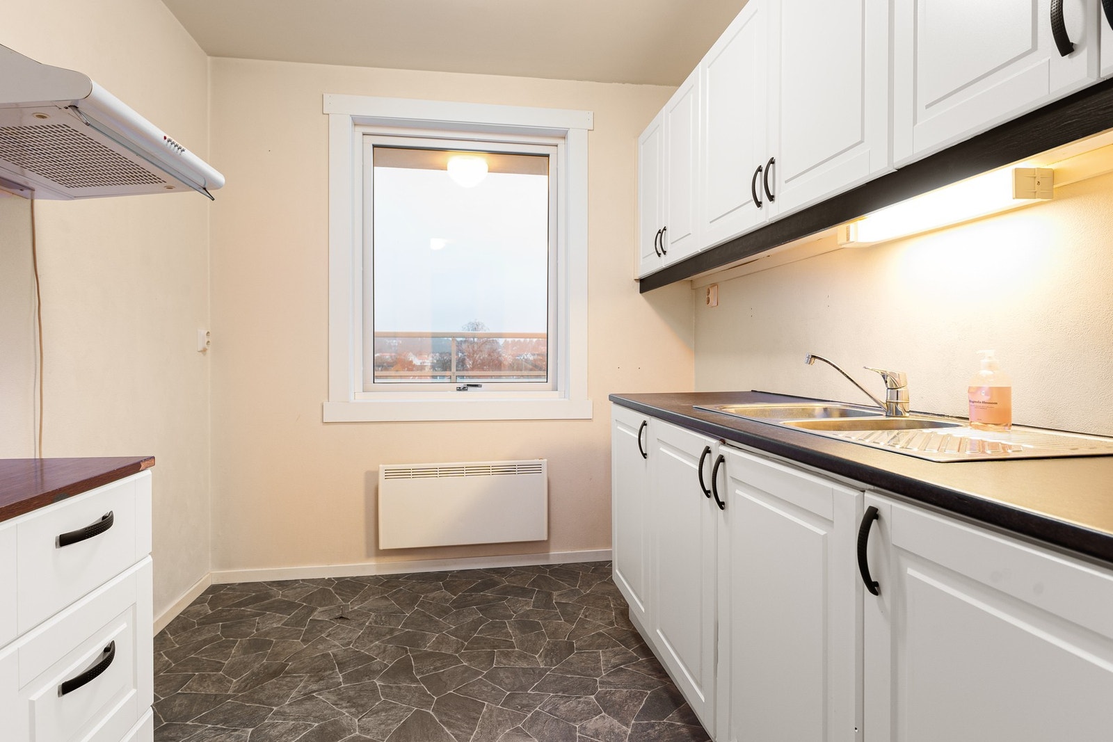 Vinduet og de hvite frontene på kjøkkenet gjør rommet lyst. Galleribilde