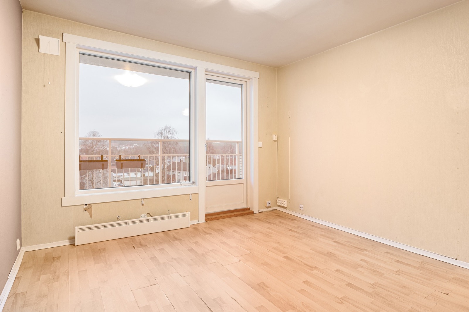 Store vindusflater som slipper inn mye naturlig lys Galleribilde