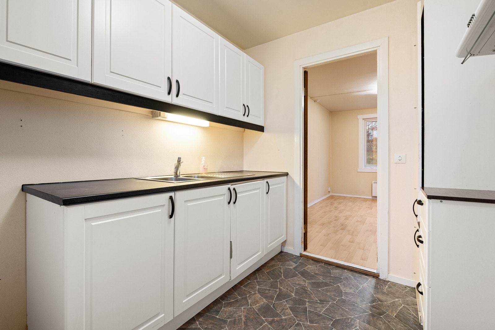 Kjøkkenet har godt med skapplass Galleribilde