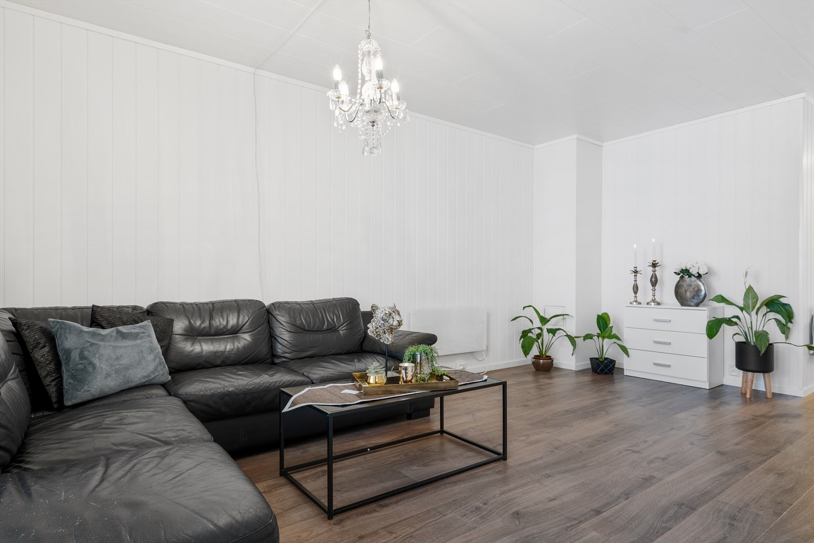 Lys og pen stue med god plass til møblering etter eget ønske. Galleribilde