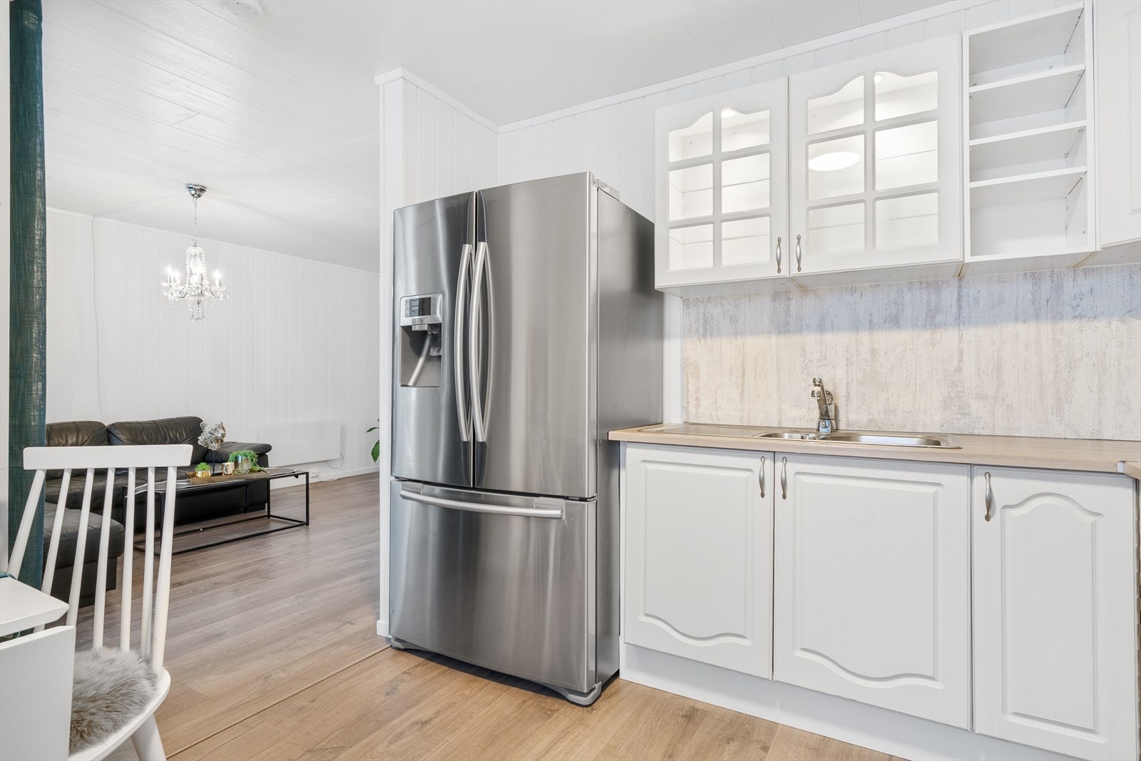 Lyst og pent kjøkken med avsatt plass til frittstående hvitevarer. Galleribilde