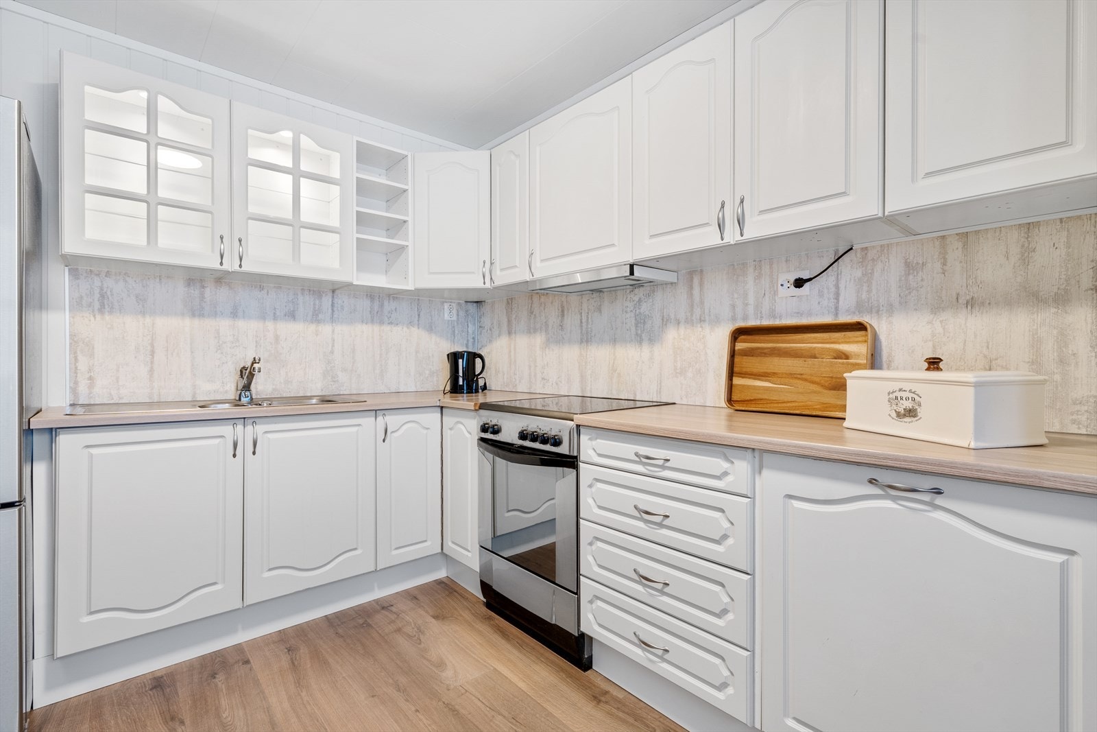 Innredningen byr på rikelig med benkeplass og oppbevaring i skap. Galleribilde