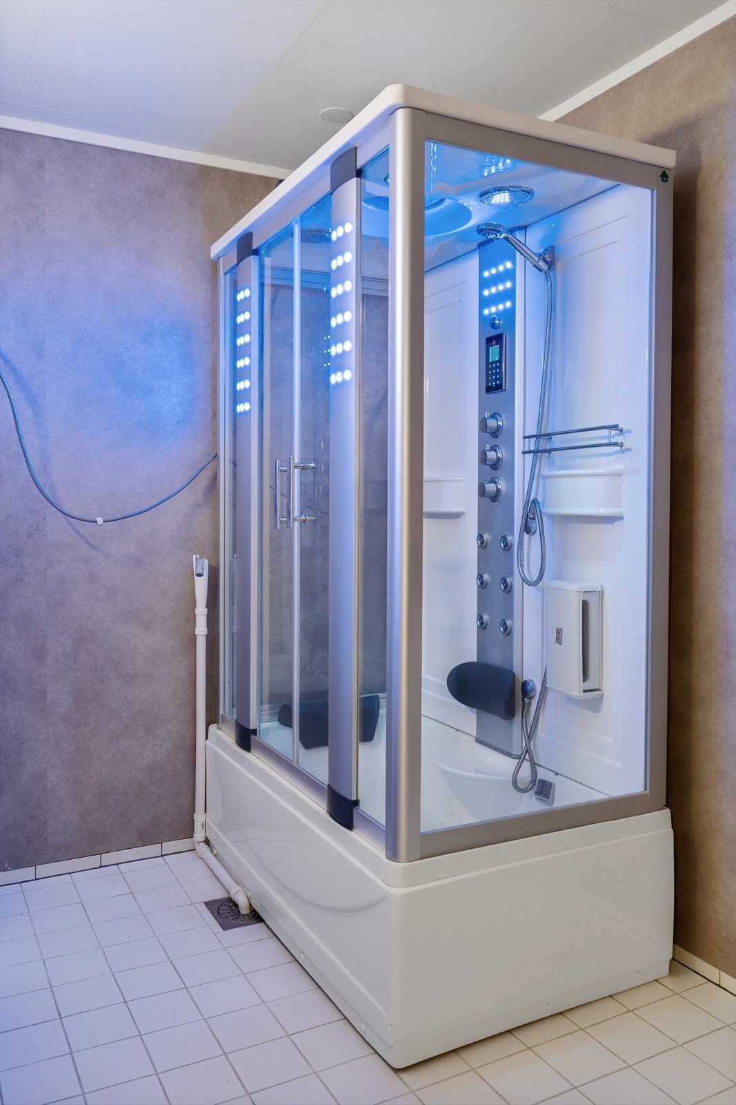 Også dusjkabinett med badekar er av nyere dato. Galleribilde