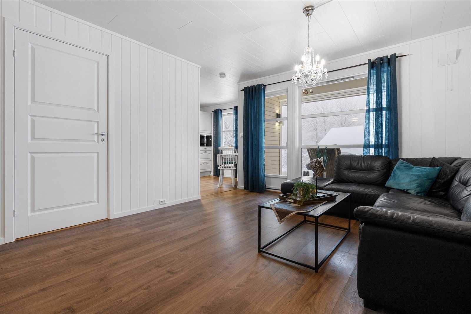 Delvis åpen løsning mot kjøkken og ekstra areal i rom via stue som kan innredes og brukes etter behov. Galleribilde