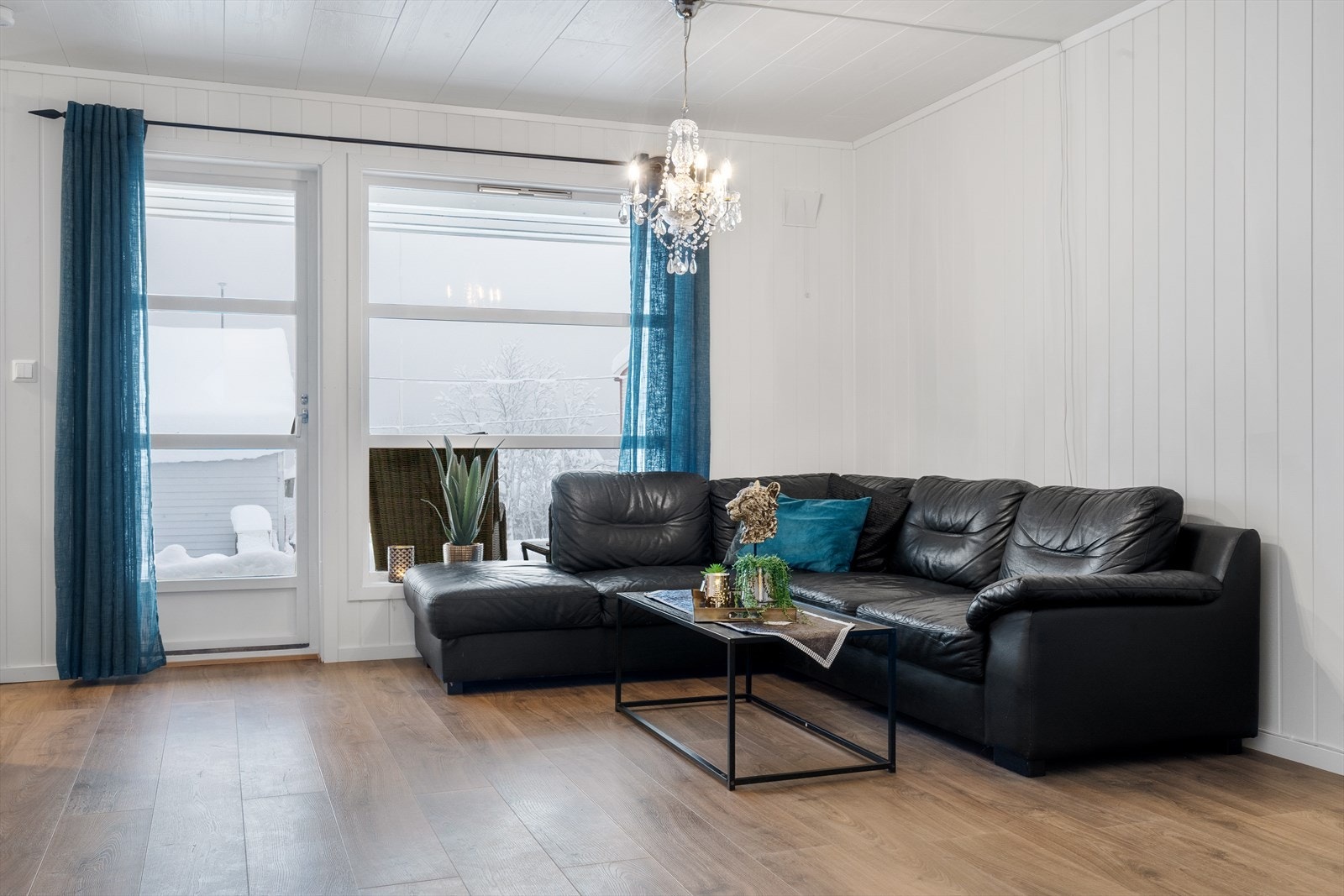 Aktiv Finnsnes presenterer Myrveien 8! Lys og praktisk leilighet med to soverom på Silsand - barnevennlig boligfelt med gangavstand til barnehager og skole. Galleribilde