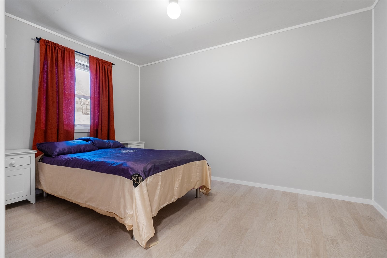 Slette vegger i lyse, moderne fargevalg. Galleribilde