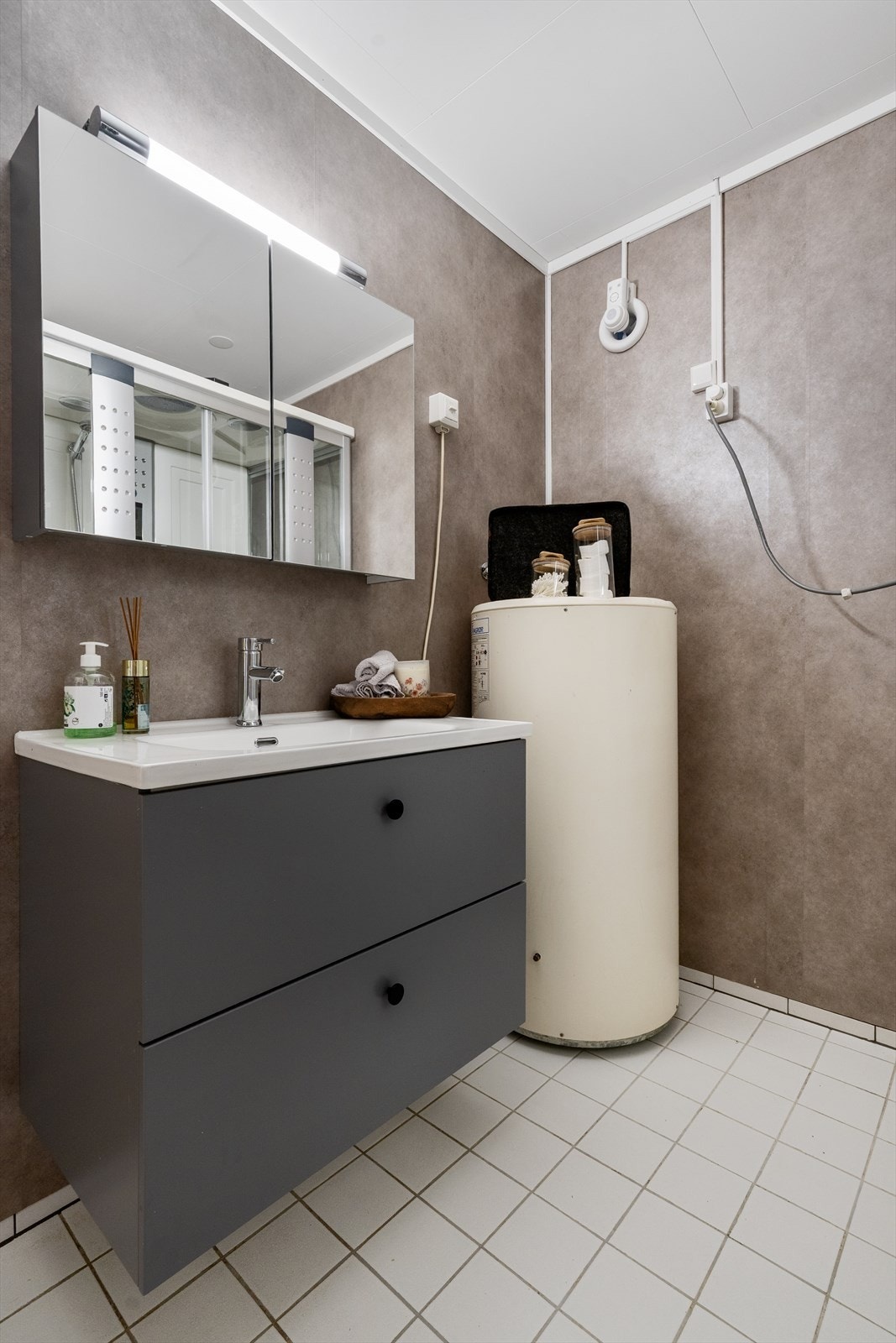 Badet har ny baderomsinnredning med oppbevaring i skuffer. Galleribilde