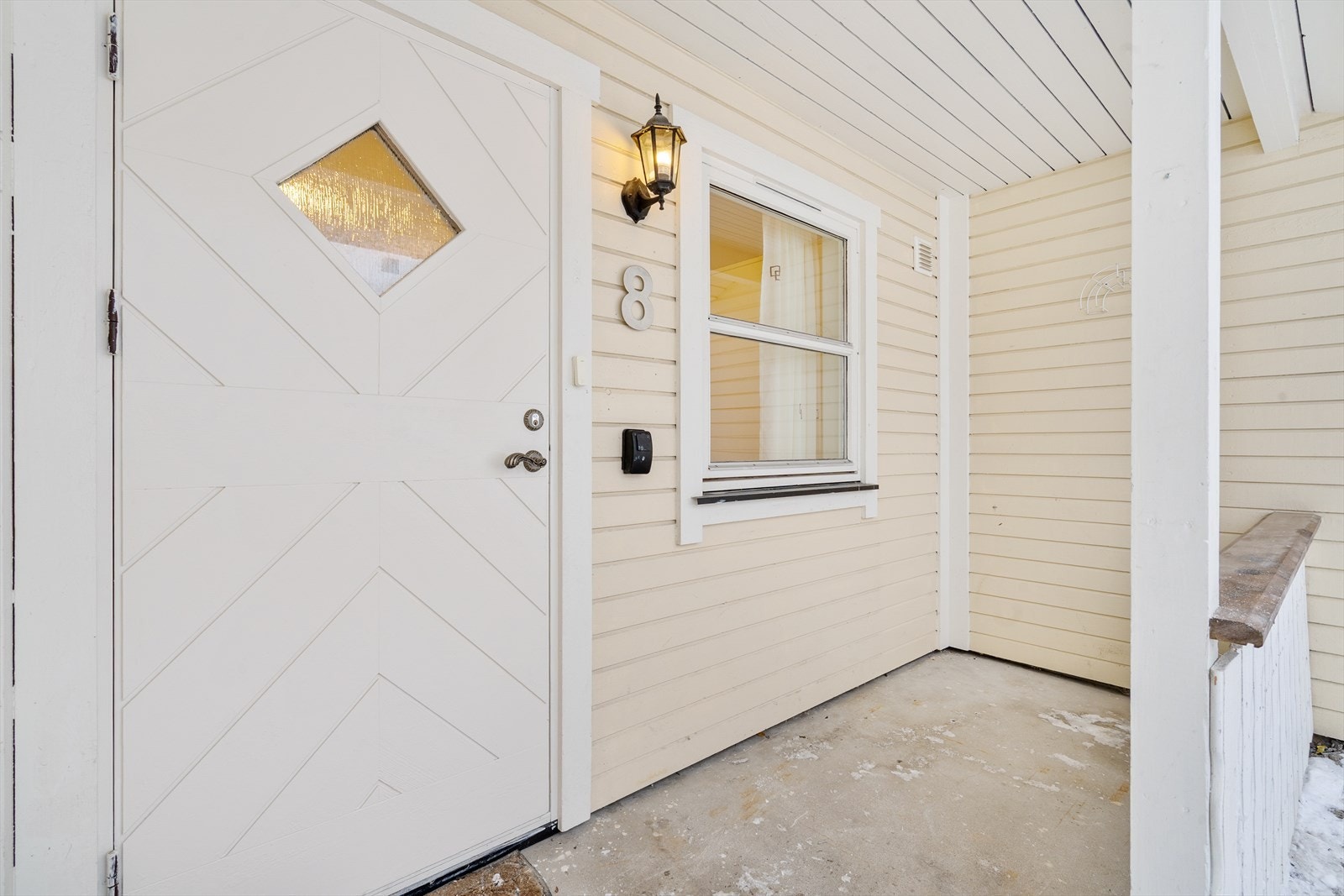 Overbygd inngangsparti skjermet for vær og vind. Galleribilde