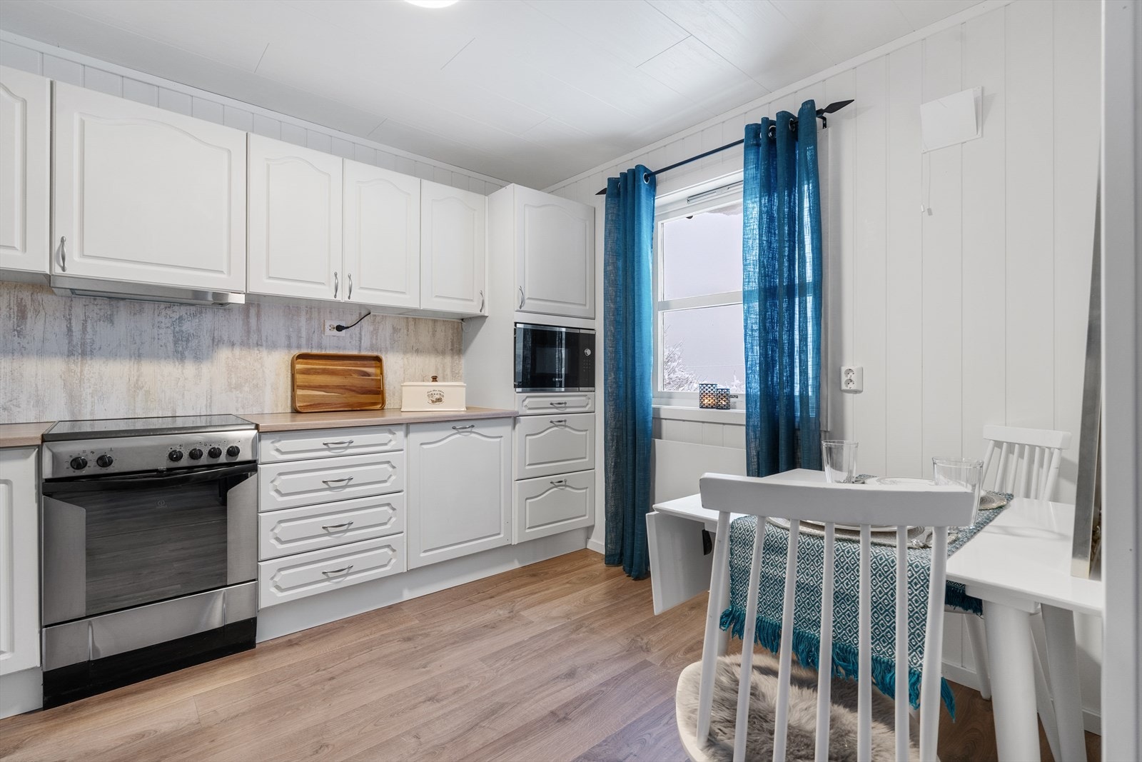 Inne på kjøkkenet er det plass til spisegruppe. Galleribilde