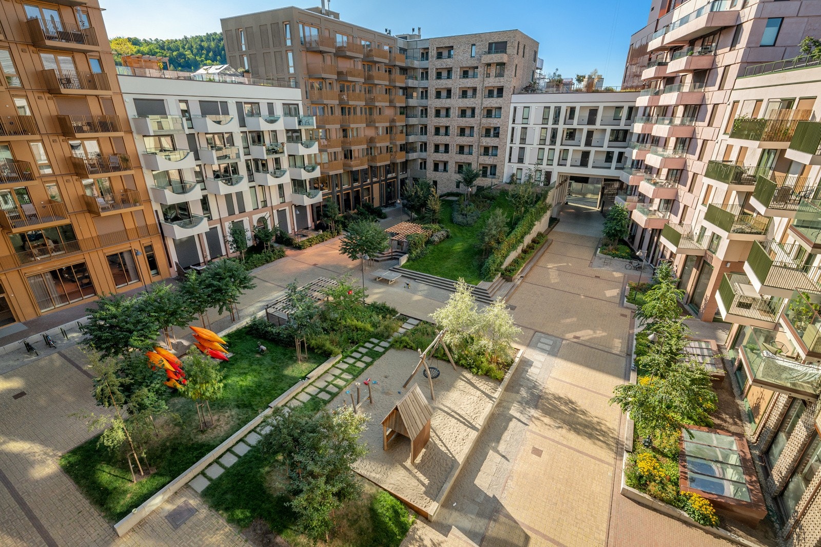 Sameiet har en idyllisk og parklignende felles bakgård. Bakgården er nøye opparbeidet med lekeplasser og benker. Galleribilde