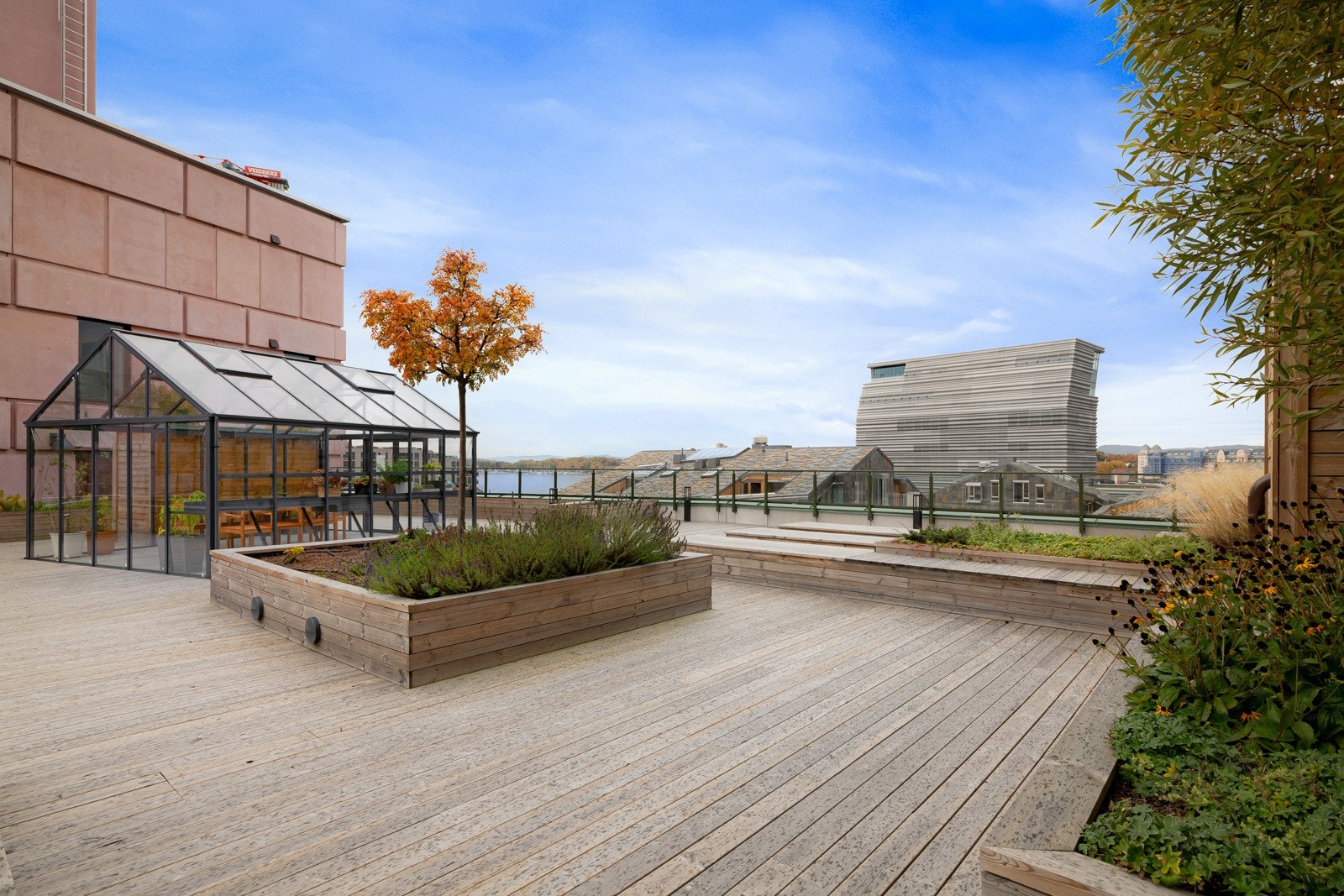 Sameiet har seks store takterrasser med utmerkede solforhold og spektakulær utsikt. Galleribilde