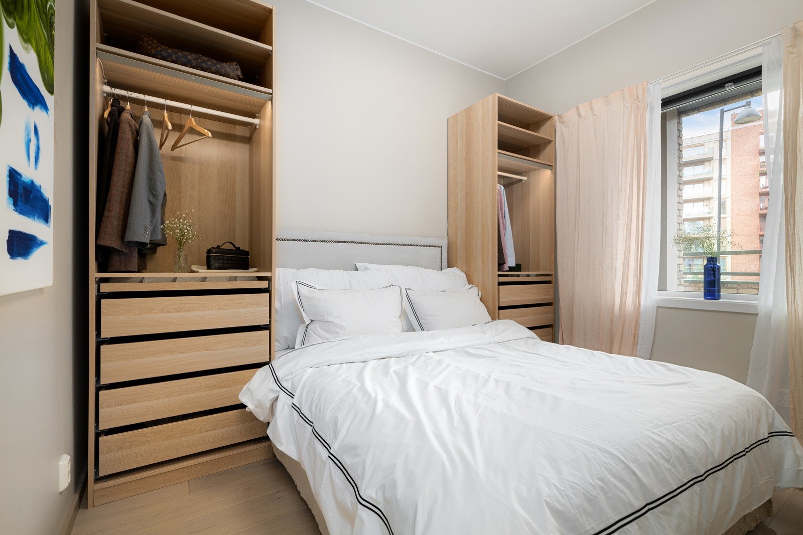 Leiligheten har et fint og luftig soverom. Innredet med flere garderobeskap som følger handelen. Galleribilde