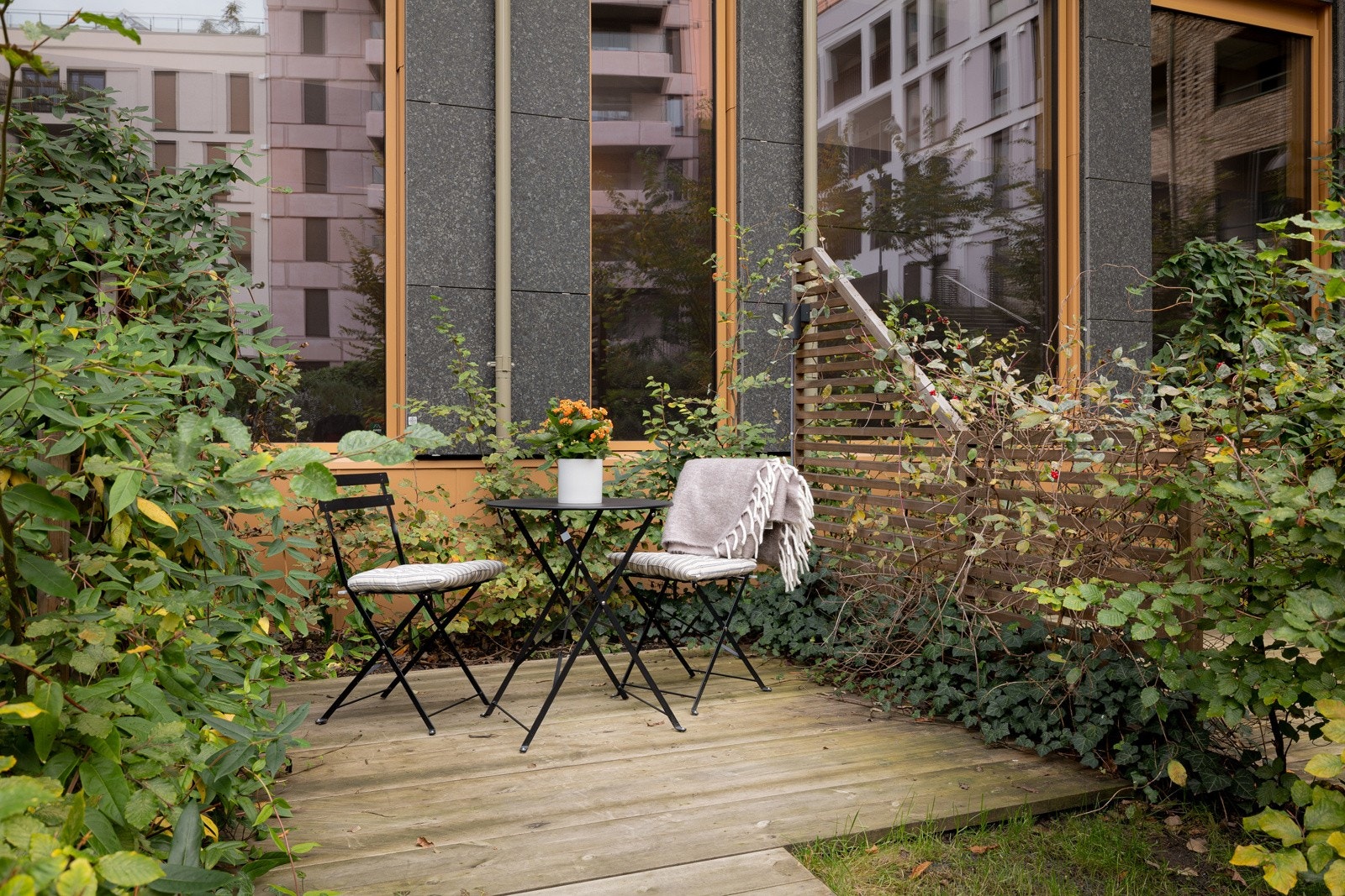 Leiligheten disponerer en herlig terrasseplatting i gårdsrommet på ca. 7m². Galleribilde