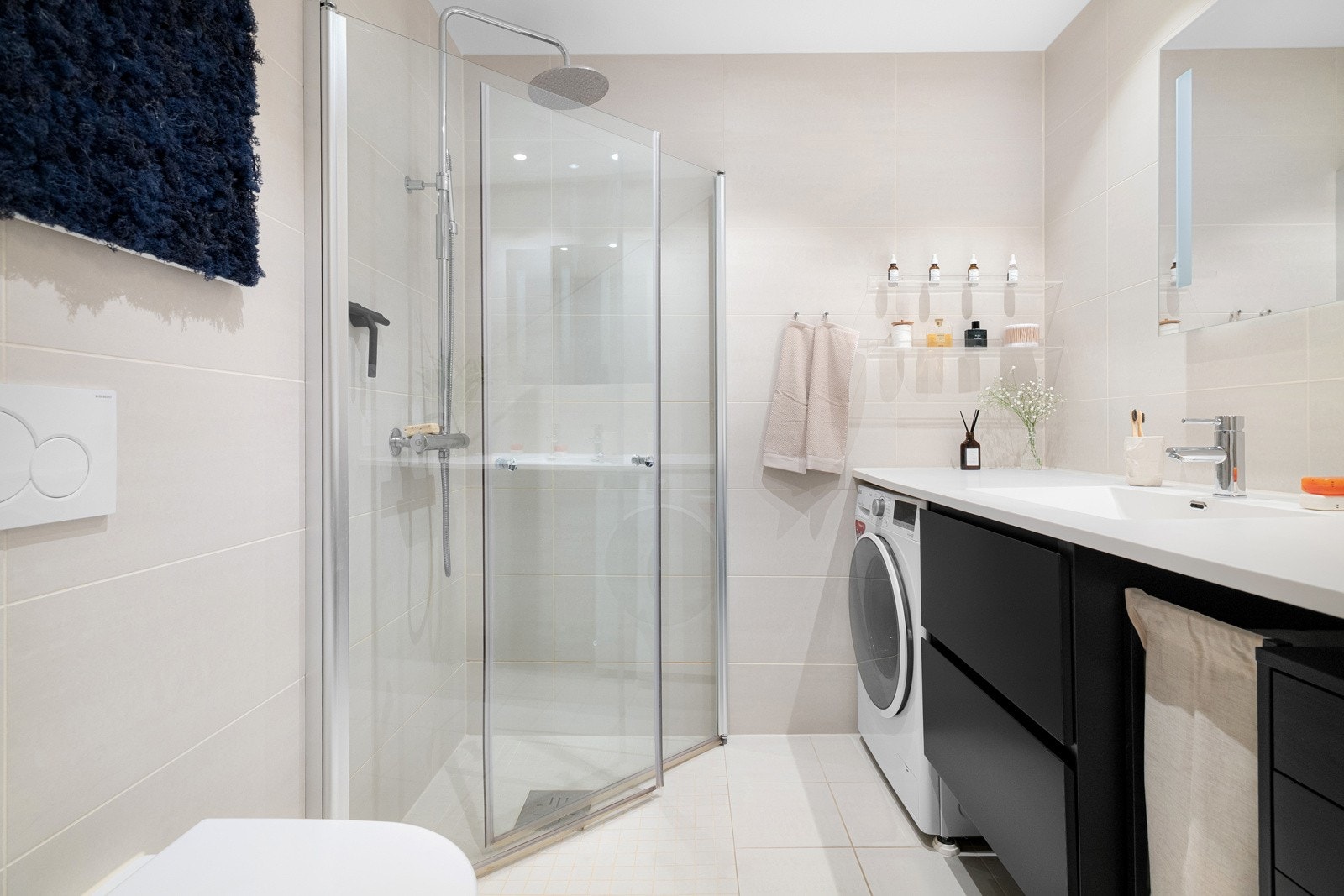 Delikat og flislagt baderom med vannbåren gulvvarme. Galleribilde