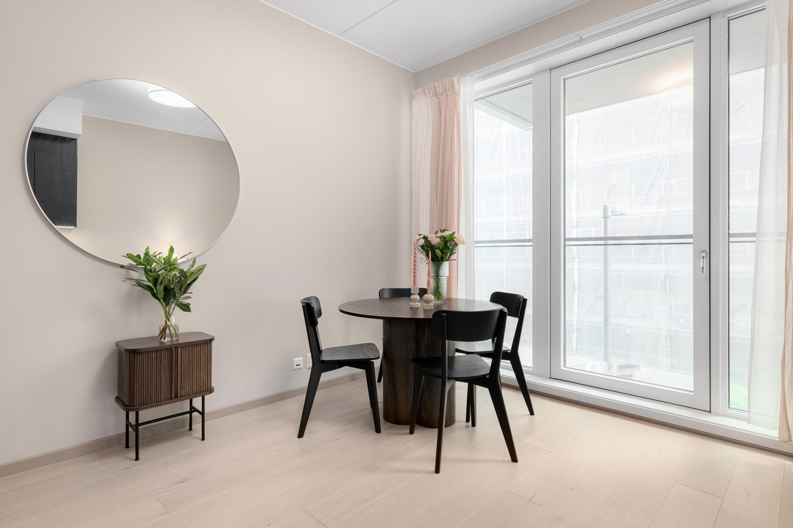 Leiligheten stod ferdig i 2023 og holder en gjennomgående høy standard. Galleribilde