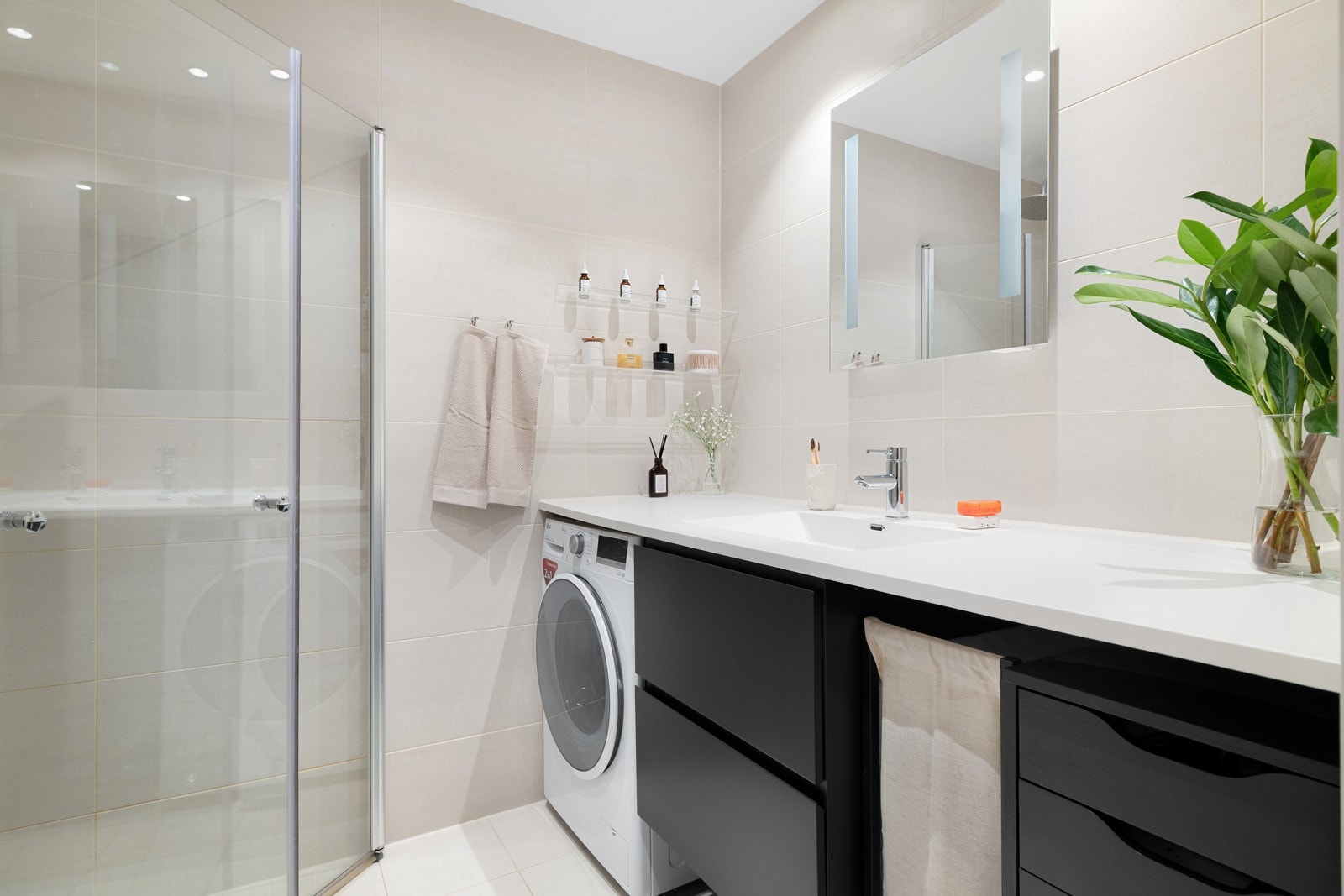 Baderommet har god benkeplass, servant med speil over, underskap, dusjhjørne og vegghengt toalett. Det er også opplegg for vaskemaskin. Galleribilde