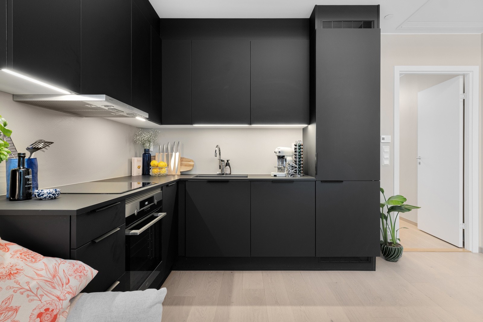 Leiligheten har et stilrent kjøkken med gode løsninger. Galleribilde